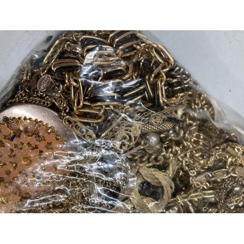 142A - A LARGE QUANTITY OF YELLOW METAL JEWELLERY