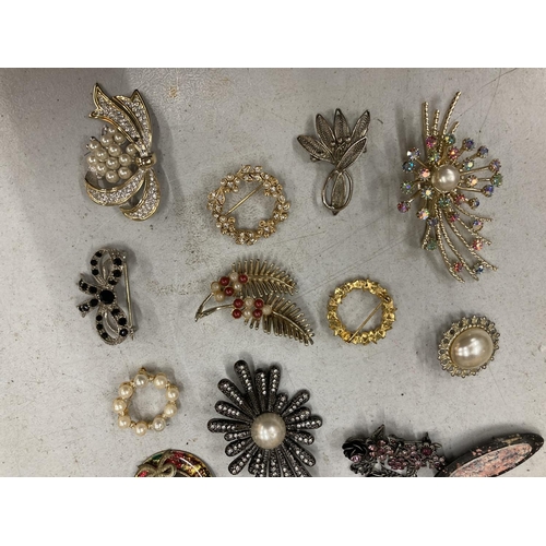 180A - A LARGE QUANTITY OF COSTUME JEWELLERY BROOCHES