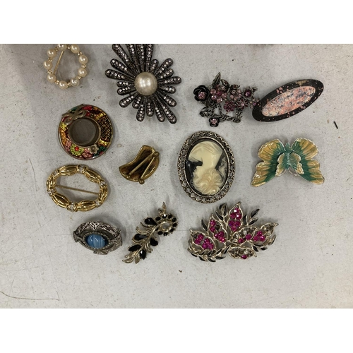 180A - A LARGE QUANTITY OF COSTUME JEWELLERY BROOCHES