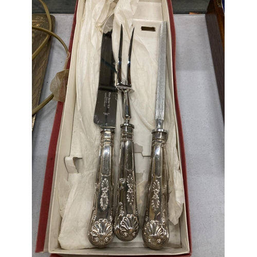 316 - AN ART NOUVEAU STYLE SILVER PLATED LEAF PLATE WITH HANDLE PLUS A CARVING SET WITH STEEL