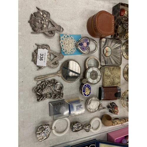 336 - A MIXED VINTAGE LOT TO INCLUDE SOVEREIGN SCALES, COMPACTS, AN ALBERT CHAIN, CLOCK, TRINKET BOXES, ET... 