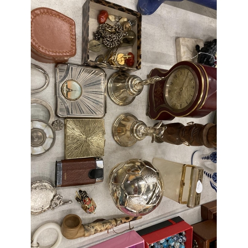 336 - A MIXED VINTAGE LOT TO INCLUDE SOVEREIGN SCALES, COMPACTS, AN ALBERT CHAIN, CLOCK, TRINKET BOXES, ET... 