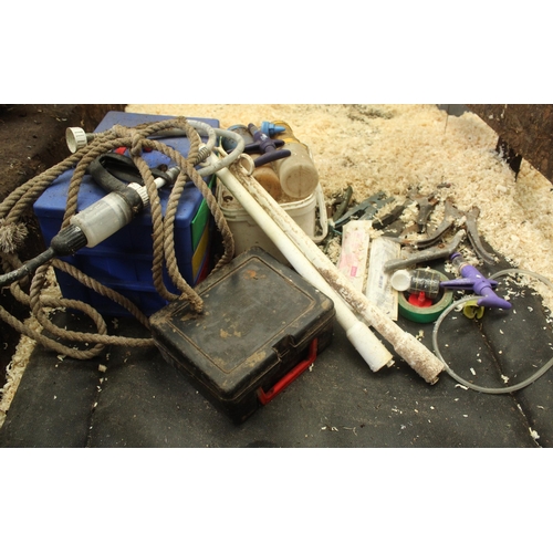 85 - COW MAT HALTER AND DOSING GUNS  + VAT