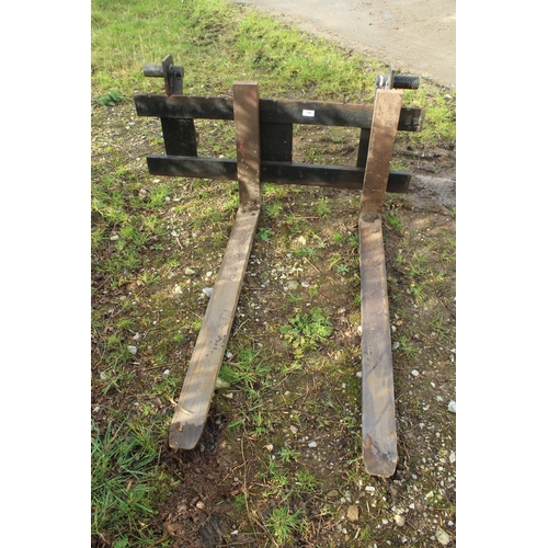 196 - SET OF PALLET FORKS WITH MX/CHILTON FITTINGS. + VAT