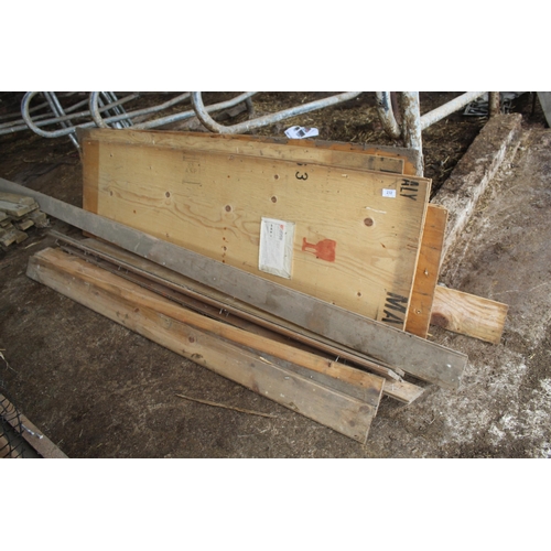 232 - 7 PCS. PLYWOOD + 4 FLOOR BOARDS   + VAT