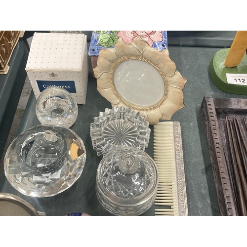 116 - A MIXED LOT TO INCLUDE VINTAGE COMPACTS, STRATTON, PYGMALION, ETC, GLASSWARE, PAPERWEIGHTS, CLOISONN... 