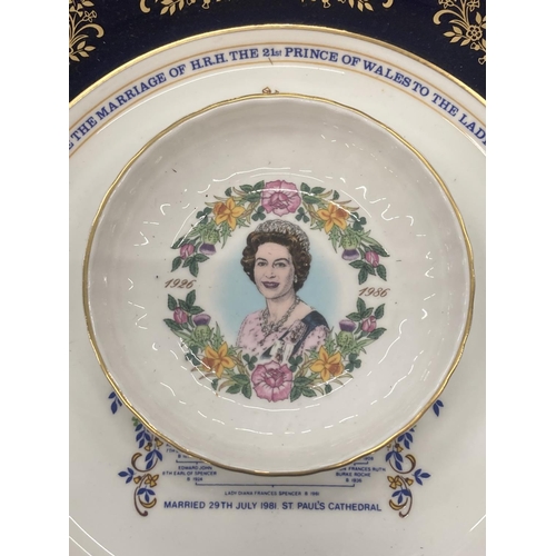 145 - A MIXED LOT TO INCLUDE SOUVENIR SPOONS, AYNSLEY COMMEMORATIVE PLATE, CORONATION SOUVENIR HANDKERCHIE... 