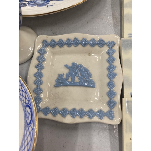 154 - A LARGE COLLECTION OF BLUE AND WHITE PLATES, JUGS, BOWLS, CUPS, SAUCERS, NAPKIN RINGS, ETC TO INCLUD... 