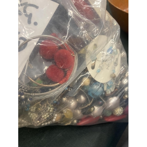 155 - A LARGE QUANTITY OF UNSORTED COSTUME JEWELLERY - 7.2 KG IN TOTAL