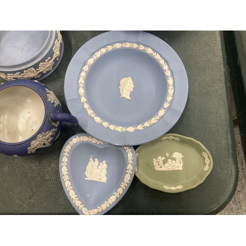 171 - A COLLECTION OF WEDGWOOD JASPERWARE AND QUEEN'S WARE TO INCLUDE A SERVING TUREEN, A SERVING PLATE, V... 