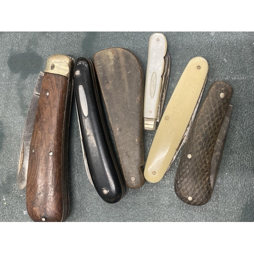 176 - A COLLECTION OF VINTAGE PENKNIVES TO INCLUDE A LAMBSFOOT, A MOTHER OF PEARL FRUIT KNIFE WITH HALLMAR... 