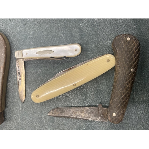 176 - A COLLECTION OF VINTAGE PENKNIVES TO INCLUDE A LAMBSFOOT, A MOTHER OF PEARL FRUIT KNIFE WITH HALLMAR... 