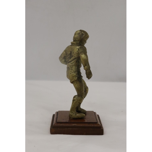 191 - A VINTAGE BRASS RUGBY PLAYER ON A WOODEN PLINTH