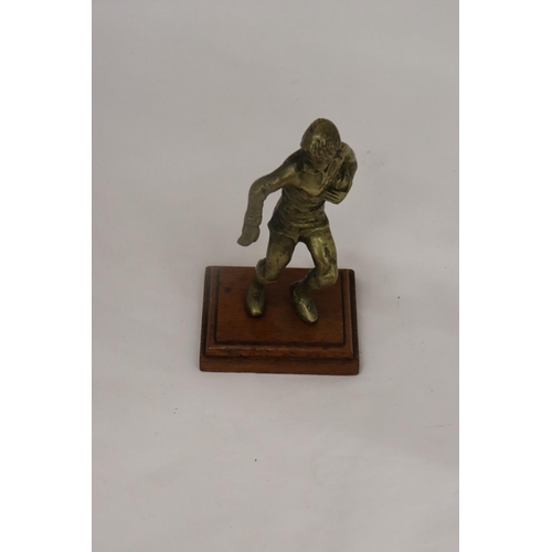 191 - A VINTAGE BRASS RUGBY PLAYER ON A WOODEN PLINTH