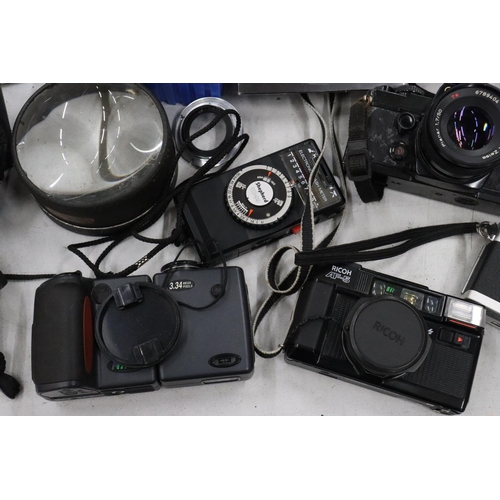 199 - A COLLECTION OF VINTAGE CAMERAS, ETC TO INCLUDE A CONTAX WITH A CARL ZEISS LENS, RICOH AF-5, NIKON C... 