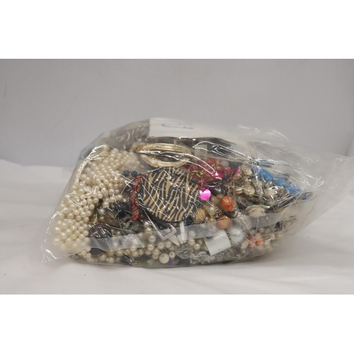 201 - A LARGE QUANTITY OF COSTUME JEWELLERY - 5 KG IN TOTAL