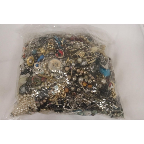 201 - A LARGE QUANTITY OF COSTUME JEWELLERY - 5 KG IN TOTAL