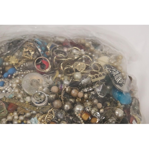 201 - A LARGE QUANTITY OF COSTUME JEWELLERY - 5 KG IN TOTAL