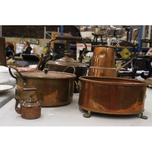 217 - A COLLECTION OF VINTAGE COPPER ITEMS TO INCLUDE A KETTLE, PANS AND A JUG