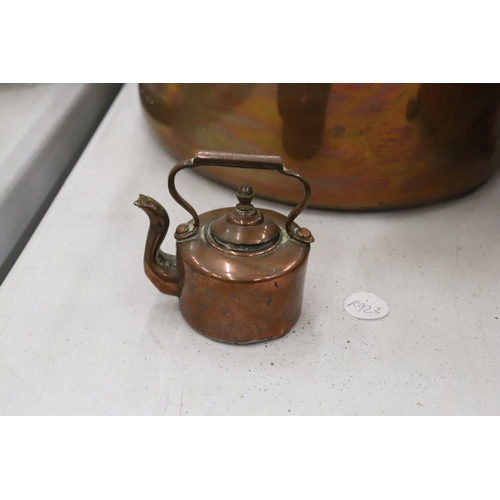 217 - A COLLECTION OF VINTAGE COPPER ITEMS TO INCLUDE A KETTLE, PANS AND A JUG