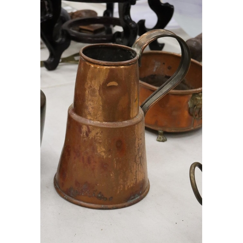 217 - A COLLECTION OF VINTAGE COPPER ITEMS TO INCLUDE A KETTLE, PANS AND A JUG