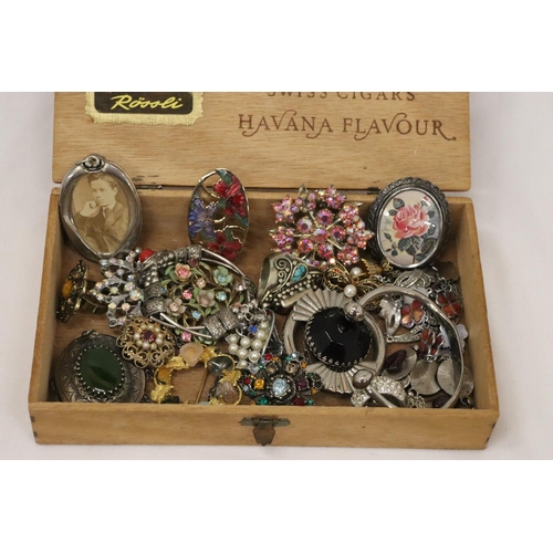 222 - A QUANTITY OF VINTAGE COSTUME JEWELLERY TO INCLUDE RINGS, BROOCHES AND NECKLACES IN A CIGAR BOX