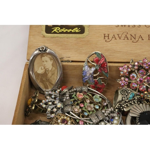 222 - A QUANTITY OF VINTAGE COSTUME JEWELLERY TO INCLUDE RINGS, BROOCHES AND NECKLACES IN A CIGAR BOX