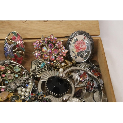 222 - A QUANTITY OF VINTAGE COSTUME JEWELLERY TO INCLUDE RINGS, BROOCHES AND NECKLACES IN A CIGAR BOX