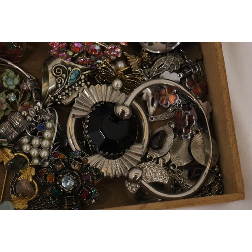 222 - A QUANTITY OF VINTAGE COSTUME JEWELLERY TO INCLUDE RINGS, BROOCHES AND NECKLACES IN A CIGAR BOX