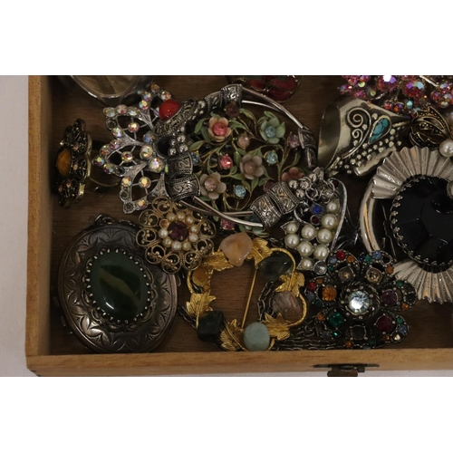 222 - A QUANTITY OF VINTAGE COSTUME JEWELLERY TO INCLUDE RINGS, BROOCHES AND NECKLACES IN A CIGAR BOX