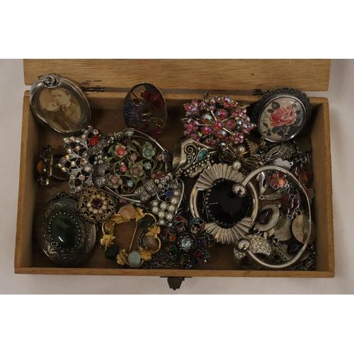 222 - A QUANTITY OF VINTAGE COSTUME JEWELLERY TO INCLUDE RINGS, BROOCHES AND NECKLACES IN A CIGAR BOX