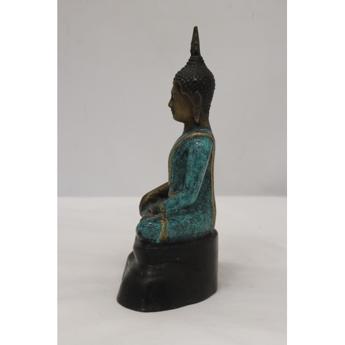 225 - A HEAVY BRASS BUDDAH, HEIGHT 21CM