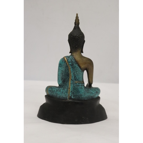 225 - A HEAVY BRASS BUDDAH, HEIGHT 21CM