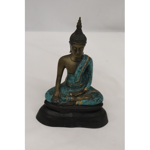 225 - A HEAVY BRASS BUDDAH, HEIGHT 21CM