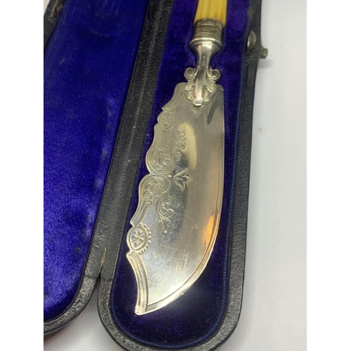 99 - A HALLMARKED SHEFFIELD BUTTER KNIFE IN A PRESENTATION BOX