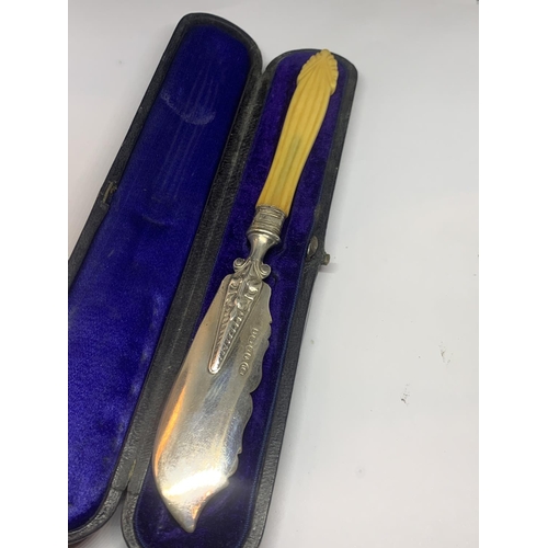 99 - A HALLMARKED SHEFFIELD BUTTER KNIFE IN A PRESENTATION BOX