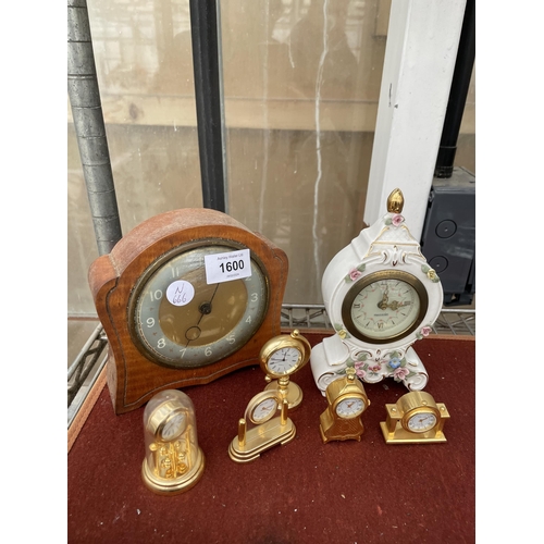 1600 - AN ASSORTMENT OF CLOCKS TO INCLUDE AN OAK SMITHS MANTLE CLOCK AND FIVE MINIATURE BRASS 'PARK LANE' C... 