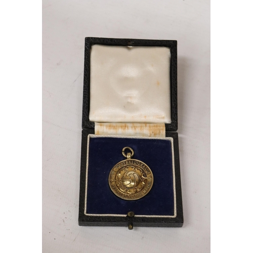 319 - A BIRMINGHAM HALLMARKED SILVER 'THE FOOTBALL LEAGUE REPRESENTITIVE MATCH' MEDAL PRESENTED TO A TEAM ... 