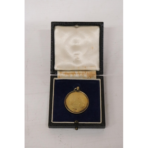 319 - A BIRMINGHAM HALLMARKED SILVER 'THE FOOTBALL LEAGUE REPRESENTITIVE MATCH' MEDAL PRESENTED TO A TEAM ... 