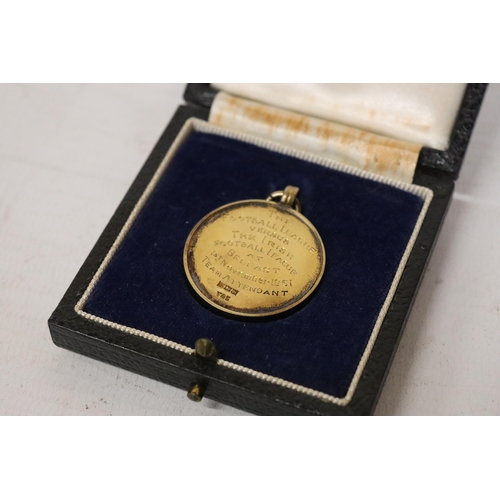 319 - A BIRMINGHAM HALLMARKED SILVER 'THE FOOTBALL LEAGUE REPRESENTITIVE MATCH' MEDAL PRESENTED TO A TEAM ... 