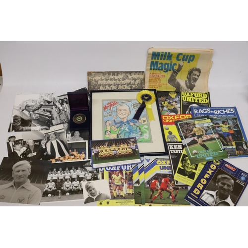 324 - A LARGE QUANTITY OF MEMORABILIA AND EPHEMERA RELATING TO OXFORD UNITED AND KEN FISH, TO INCLUDE AN O... 