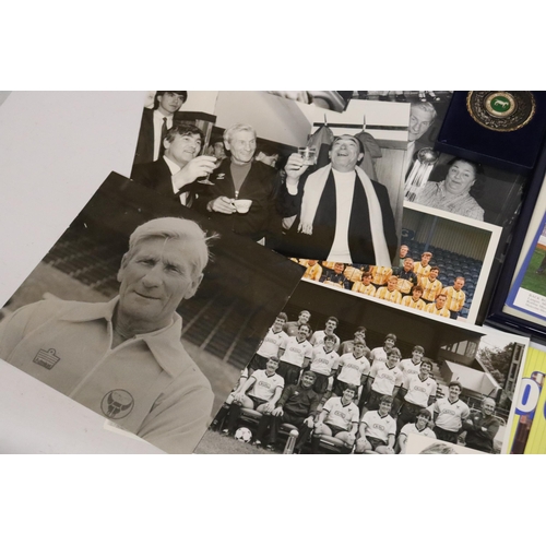 324 - A LARGE QUANTITY OF MEMORABILIA AND EPHEMERA RELATING TO OXFORD UNITED AND KEN FISH, TO INCLUDE AN O... 