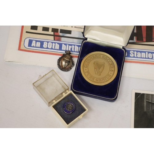 325 - AN ASSORTMENT OF SPORTING MEMORABILIA AND EPHEMERA TO INCLUDE THREE MEDALS, STOKE CITY PROGRAMMES, A... 