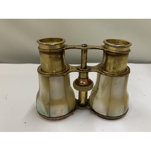 27 - AN ANTIQUE PAIR OF MOTHER OF PEARL OPERA GLASSES WITH A MATCHING HANDLE