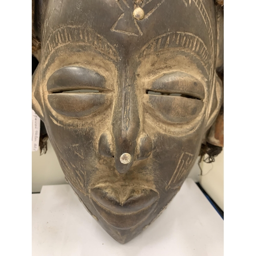 29 - AN AFRICAN TRIBAL ART CHOKWE AWANGO PWO ANGOLA AND CONGO MASK