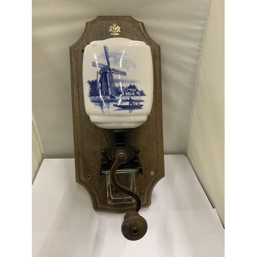 39 - A VINTAGE ZASSENHAUS COFFEE GRINDER ON A WALL MOUNTING PLAQUE WITH A BLUE AND WHITE WARE CHAMBER