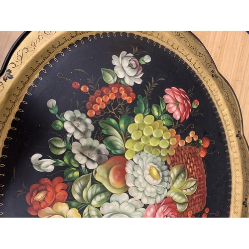 41 - A LARGE DECORATIVE TOLEWARE TRAY, PAINTED ON STEEL SIGNED