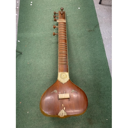 49 - AN ANTIQUE FULL SIZE INDIAN SITAR DATED TO C.1925