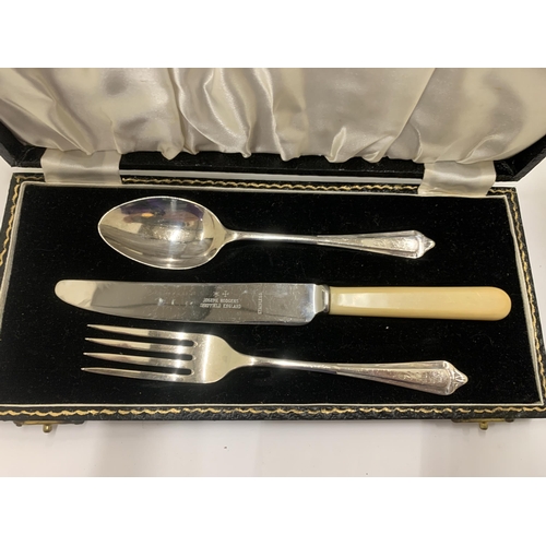 68 - A HALLMARKED BIRMINGHAM SILVER KNIFE, FORK AND SPOON SET IN A PRESENTATION CASE