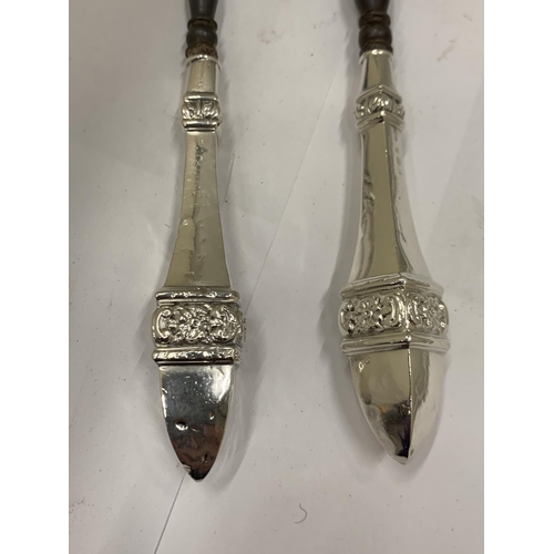 70 - TWO HALLMARKED BIRMINGHAM SILVER HANDLED ITEMS TO INCLUDE A BUTTON HOOK AND SHOE HORN